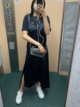 Alexander McQueenのスニーカーを使ったレディース人気ファッション