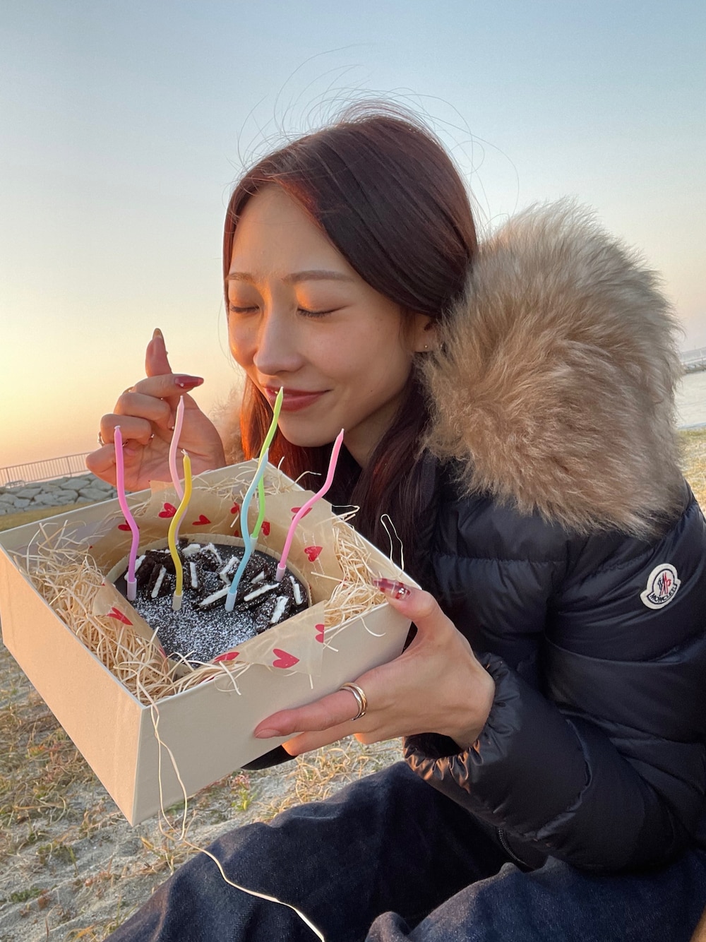 ブルー系のダウンジャケット/コートを着用したレディースの秋コーディネートの1枚目の写真