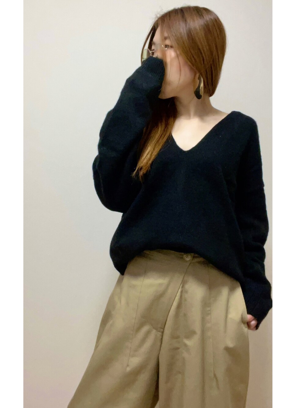 「秋服コーデ、パンツスタイル、大人可愛い、シンプルコーデ、冬服、ファッションを楽しもう、チノパン、Nala、TODAYFUL」｜「TODAYFULのアイテム（ピアス（両耳用）、ゴールド系）」を使った、kaoriさん（骨格ストレート・レディース・156cm）の秋コーディネートの1枚目の写真