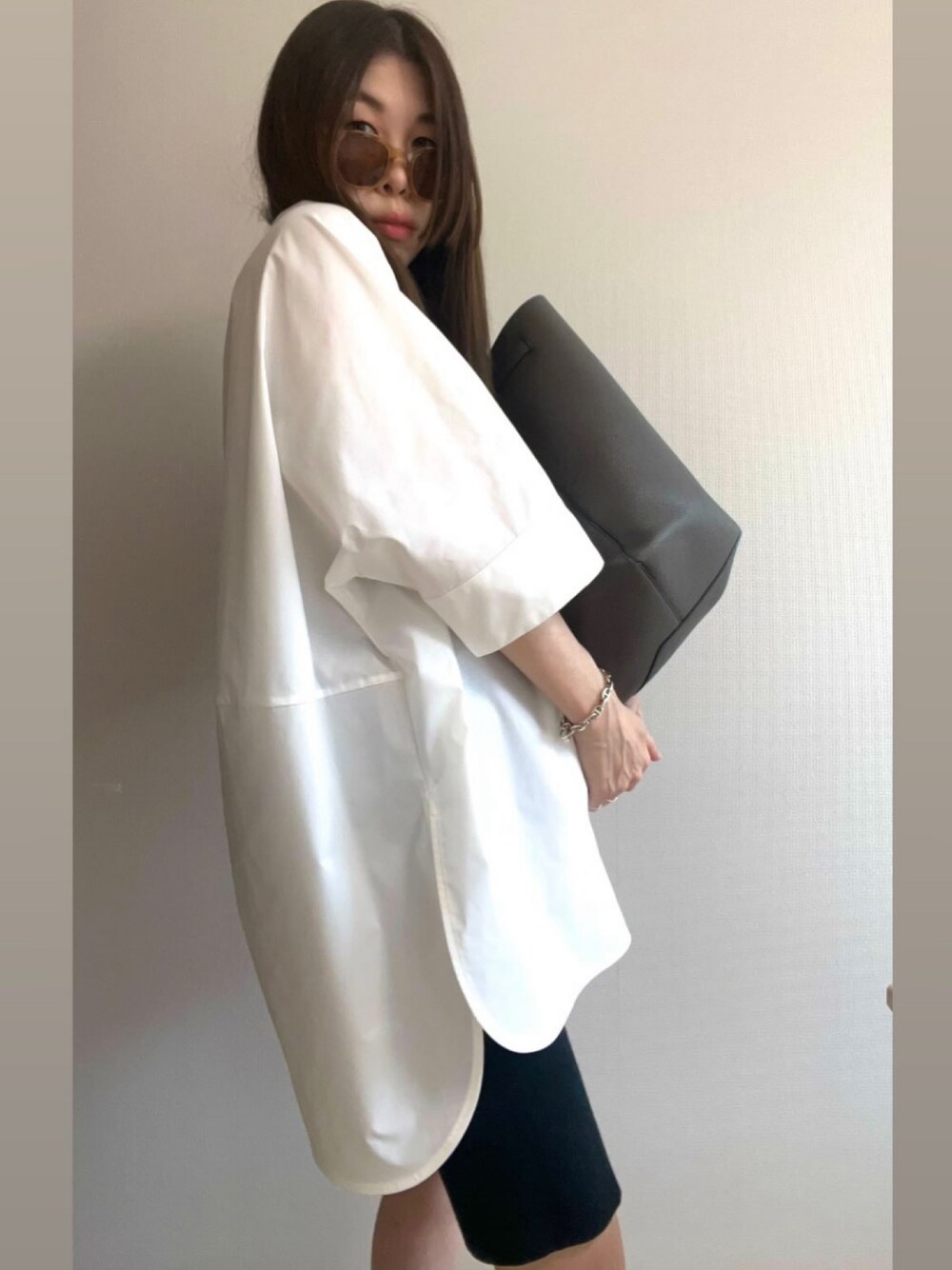 「白シャツ、モノトーン、サングラス、シャツスタイル、初夏コーデ、シンプルスタイル、Nala」｜「Nalaのアイテム（シャツ/ブラウス、ホワイト系）」を使った、kaoriさん（レディース・156cm）の春コーディネートの1枚目の写真
