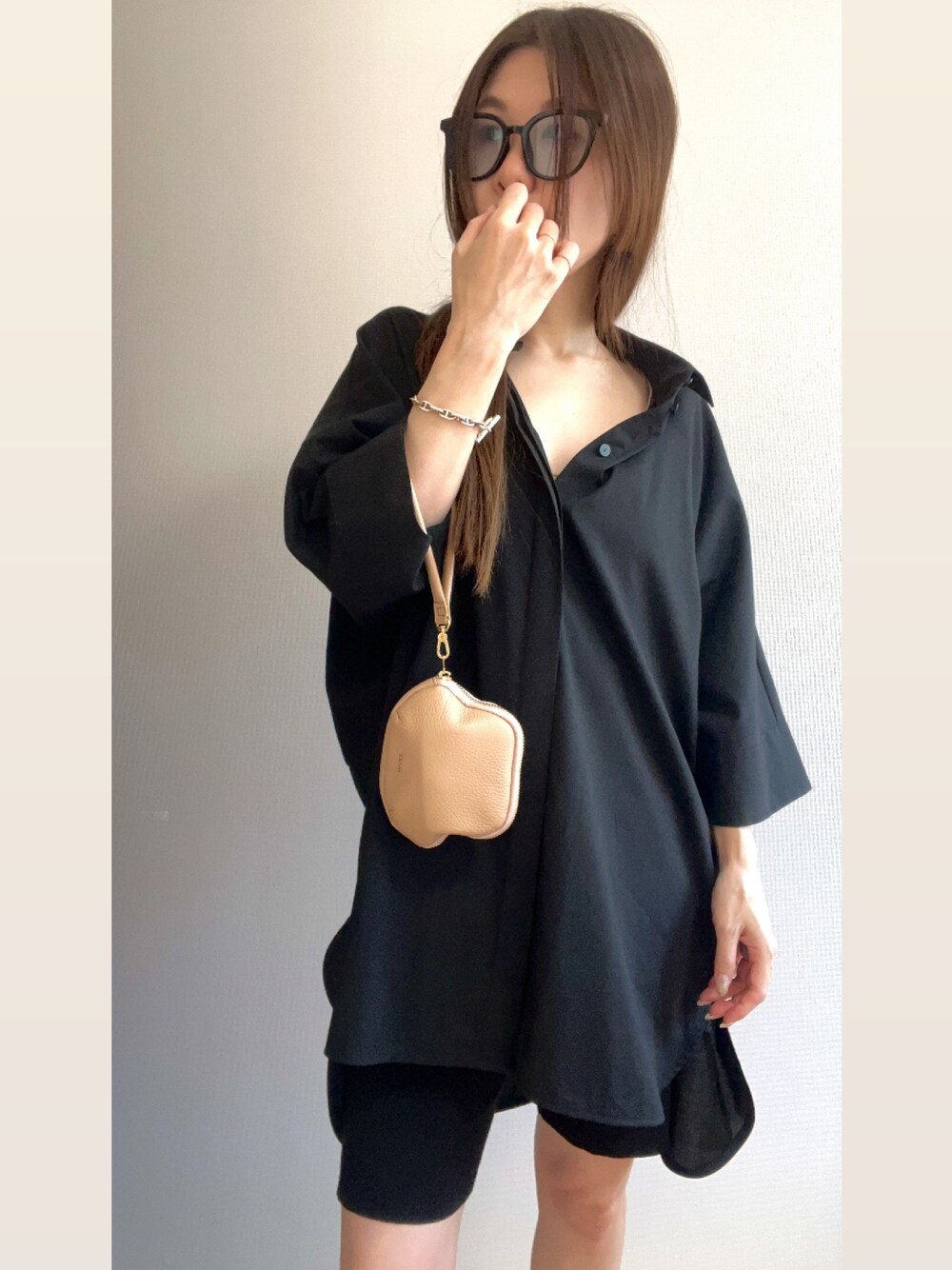 「初夏コーデ、ラフコーデ、大人女子、150cm台コーデ、モノトーンコーデ、ショートパンツ、Nala」｜「Nalaのアイテム（シャツ/ブラウス、ブラック系）」を使った、kaoriさん（レディース・156cm）の春コーディネートの1枚目の写真