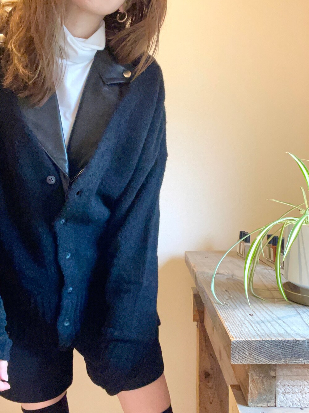 「休日コーデ、ニットコーデ、タートルネック、ブラックコーデ、TODAYFUL、LON、aluna」｜「little $uzieのアイテム（カーディガン/ボレロ、ブラック系）」を使った、kaoriさん（レディース・156cm）の冬コーディネートの1枚目の写真
