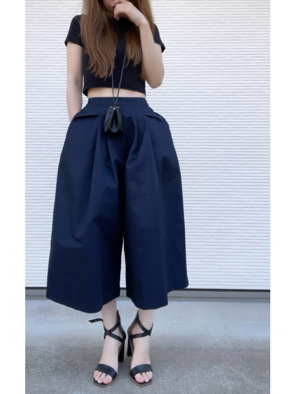 「大人コーデ、大人女子、Nala、オールブラック」｜「TODAYFULのアイテム（サンダル、ブラック系）」を使った、kaoriさん（骨格ストレート・レディース・156cm）の夏コーディネートの1枚目の写真