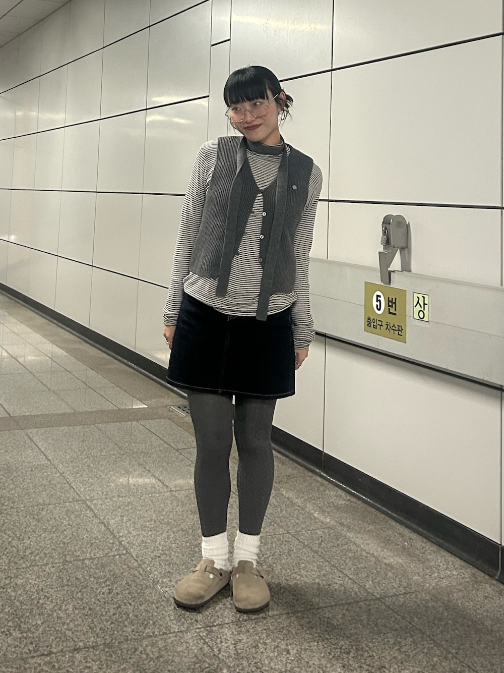 「今日のコーデ、韓国ファッション、タイトスカート、骨格ナチュラル、春、レディースファッション、スカートスタイル、お洒落さんとつながりたい、プチプラ、COVERNAT、めがね、birkenstock」｜「@covernat_womanのアイテム（ベスト、グレー系）」を使った、ﾕｲさん（骨格ナチュラル・レディース・162cm）の春コーディネートの1枚目の写真