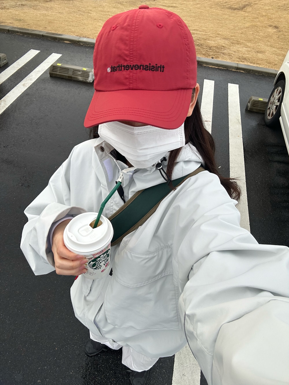 「楽チンコーデ、キャップ、thisisneverthat、HUF、春のおしゃ見えテクニック、春服コーデ、オトナカジュアル、スポーティ、ootd、おしゃれさんと繋がりたい、帽子、骨格ナチュラル」｜「thisisneverthatのSUPPLEX Sport T-Logo Cap（キャップ、レッド系）」を使った、ﾕｲさん（骨格ナチュラル・レディース・162cm）の春コーディネートの1枚目の写真