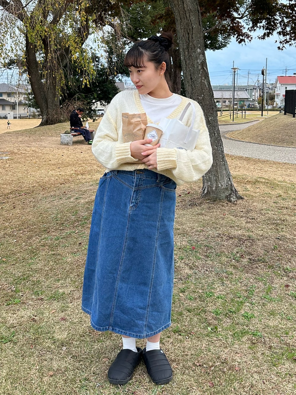「カジュアルコーデ、春コーデ、春、春カラー、お団子ヘアー、ootd、骨格ナチュラル、ロングスカート、デニムスカート、SUBU、ピクニック、おばあちゃんのおさがり」｜「SUBUのSUBU Permanent Collection (スブ パーマネントコレクション)(7colors)(Unisex)（スリッポン、ブラック系）」を使った、ﾕｲさん（骨格ナチュラル・レディース・162cm）の春コーディネートの1枚目の写真