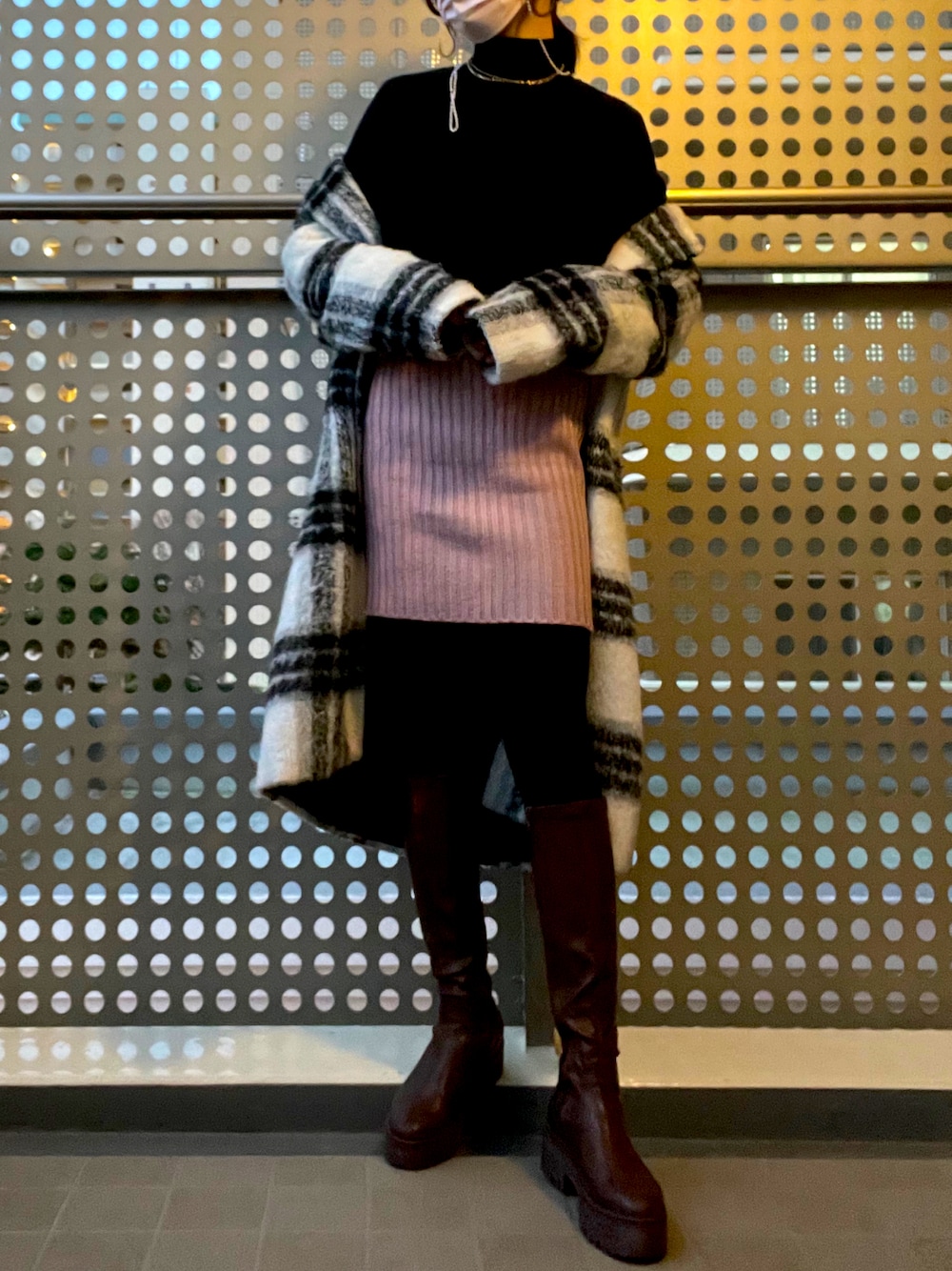 「タイトスカート、クリスマスに着たい服、大人コーデ、ガーリー、シンプル、タートルネック、ニットコーデ、オトナ女子、ニット、休日コーデ、ロングブーツ、冬コーデ、ロングコート、黒、ootd」｜「R&Eの【R&E】厚底ラバーソールストレッチロングブーツ（ブーツ、ブラウン系）」を使った、あみちゃさん（レディース・156cm）の冬コーディネートの1枚目の写真