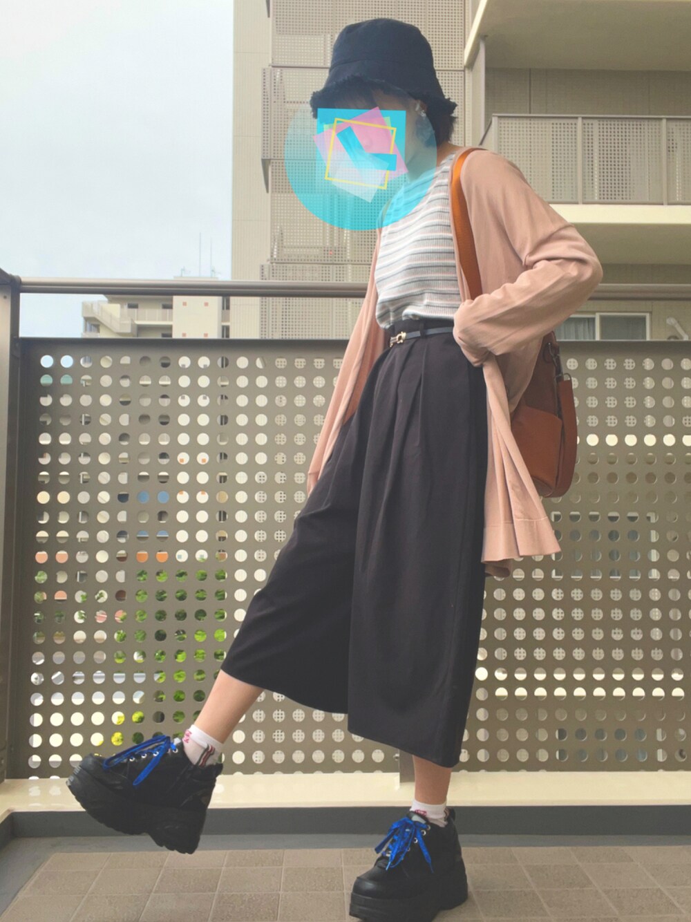 「パンツスタイル、ガウチョパンツ、バケットハット、プチプラ、ボーダー、カジュアル、ワイドパンツ、夏コーデ」｜「WEGOのWEGO/フリンジバケットハット（ハット、ブラック系）」を使った、あみちゃさん（レディース・156cm）の夏コーディネートの1枚目の写真