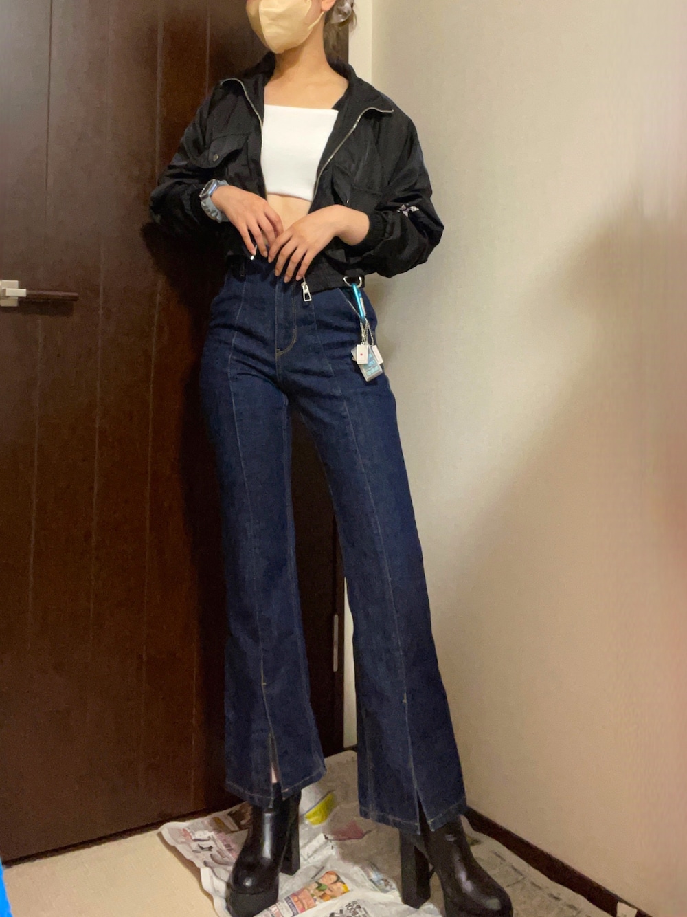「休日スタイル、カジュアル、休日コーデ、シンプルスタイル、シンプルコーデ、今日のコーデ、ootd、ブラック、パンツスタイル、ボリューム袖、秋冬コーデ、ショート丈トップス、デニムパンツ、ストリート、ストリートコーデ」｜「PAGEBOYのフロントスリットジーンズ (フレアデニム)（デニムパンツ、ブルー系）」を使った、あみちゃさん（レディース・156cm）の秋コーディネートの1枚目の写真