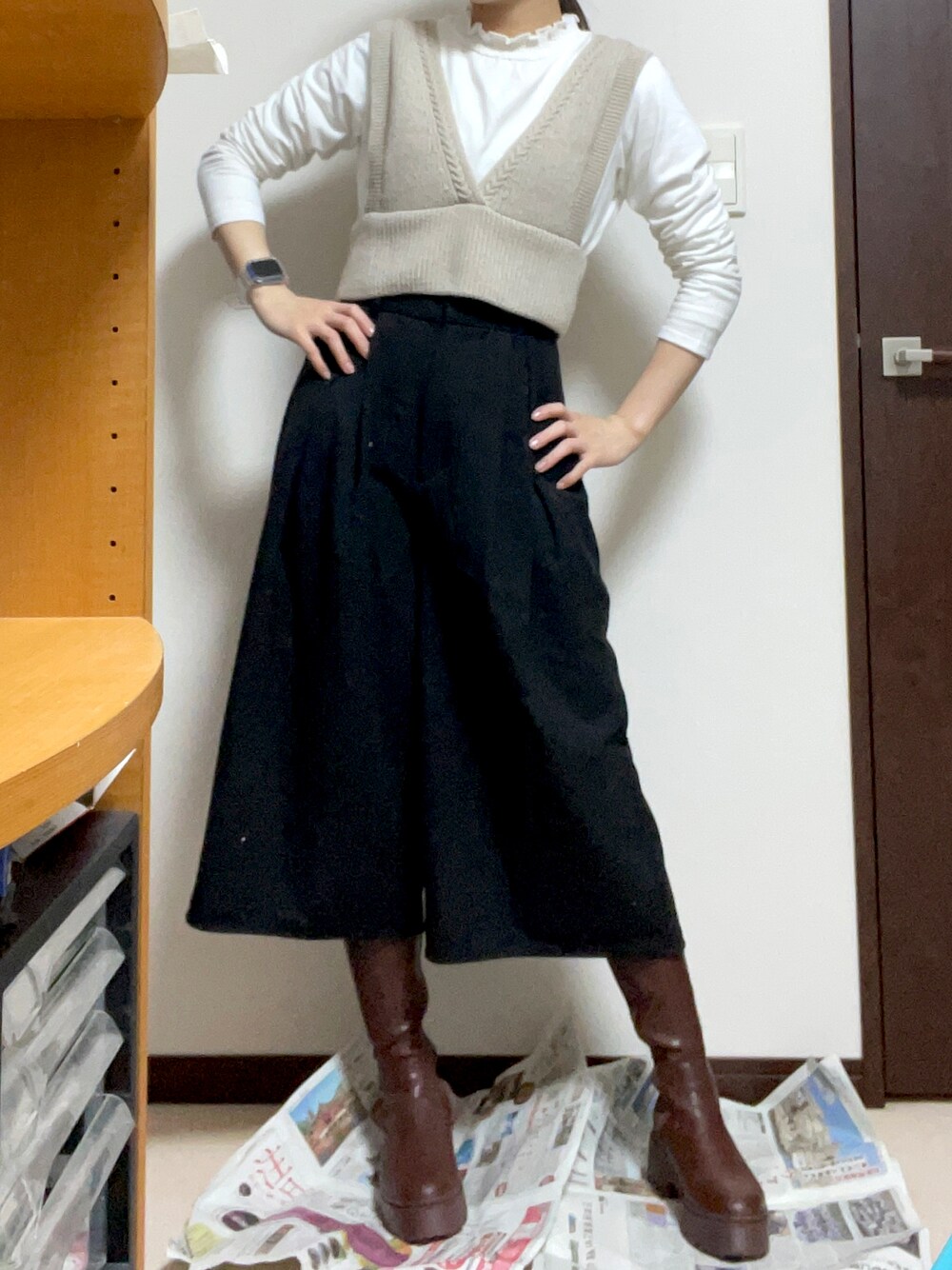 「春カラー、大人女子、リラックススタイル、きれいめカジュアル、プチプラ、ガーリー、ベージュ、モノトーン、ロングブーツ、ニットベスト、ootd、シンプル、シンプルコーデ、パンツスタイル」｜「R&Eの【R&E】厚底ラバーソールストレッチロングブーツ（ブーツ、ブラウン系）」を使った、あみちゃさん（レディース・156cm）の冬コーディネートの1枚目の写真
