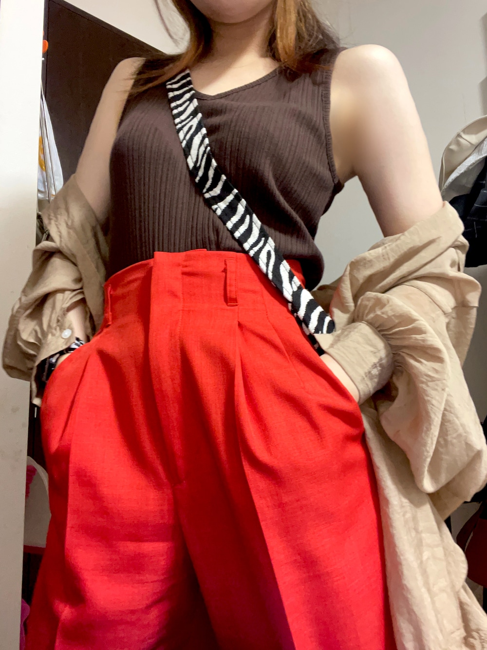「夏コーデ、ラクチンコーデ、カジュアル、プチプラコーデ、夏、ootd、オトナカジュアル、シアー、カラー×コーデ、赤、韓国ファッション、メンズライク」｜「GRLのシアーオーバーシャツ（シャツ/ブラウス、ベージュ系）」を使った、あみちゃさん（レディース・156cm）の夏コーディネートの1枚目の写真