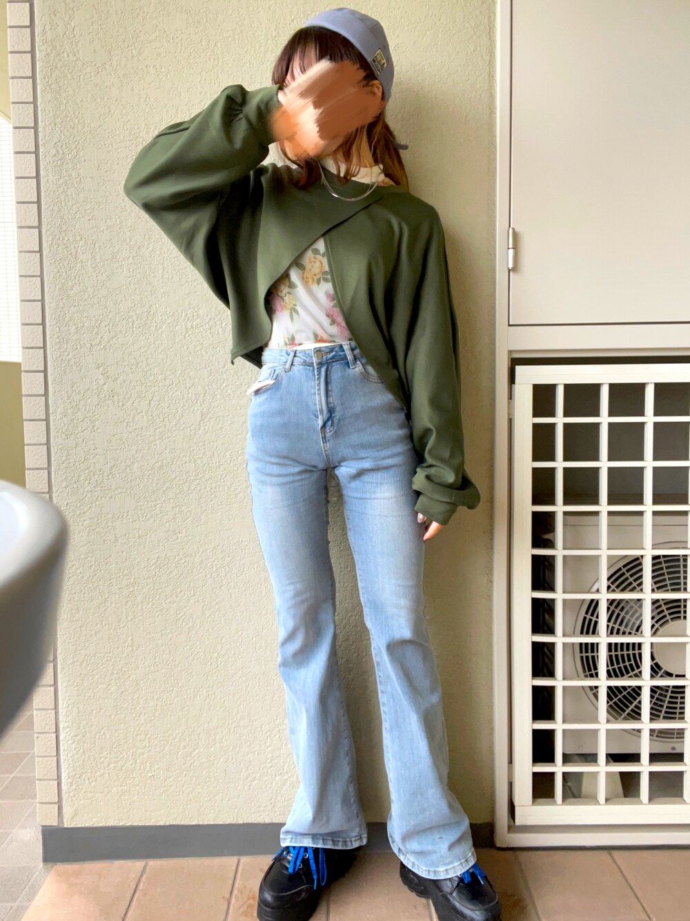 「春服、お出かけコーデ、カジュアル、楽チンコーデ、今日のコーデ、レイヤードスタイル、パンツスタイル、フレアデニム、厚底シューズ、骨格ストレート、ootd、シンプルコーデ、大人カジュアル、shein、デニムパンツ」｜「SHEINのアイテム（ハンチング/ベレー帽、ブルー系）」を使った、あみちゃさん（レディース・156cm）の春コーディネートの1枚目の写真
