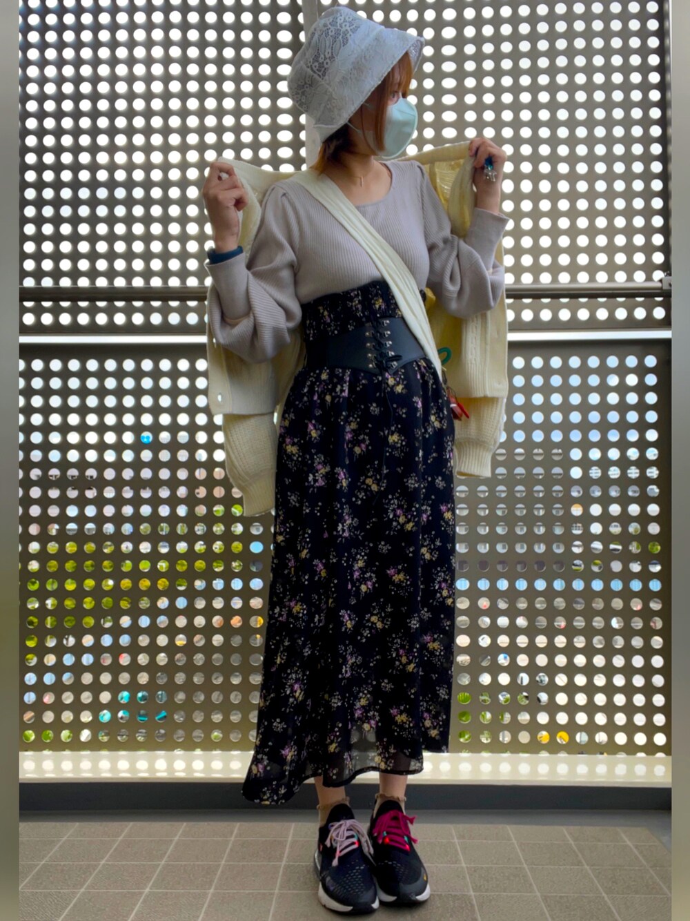 「ごきげんウィーク、春夏コーデ、シンプルコーデ、ホワイト、白、カーディガン、ニットカーディガン、花柄、休日スタイル、ootd、コルセット、スカート、ハット、バケットハット」｜「NIKEのナイキ エア マックス 270 ウィメンズシューズ / NIKE AIR MAX 270（スニーカー、ブラック系）」を使った、あみちゃさん（レディース・156cm）の春コーディネートの1枚目の写真