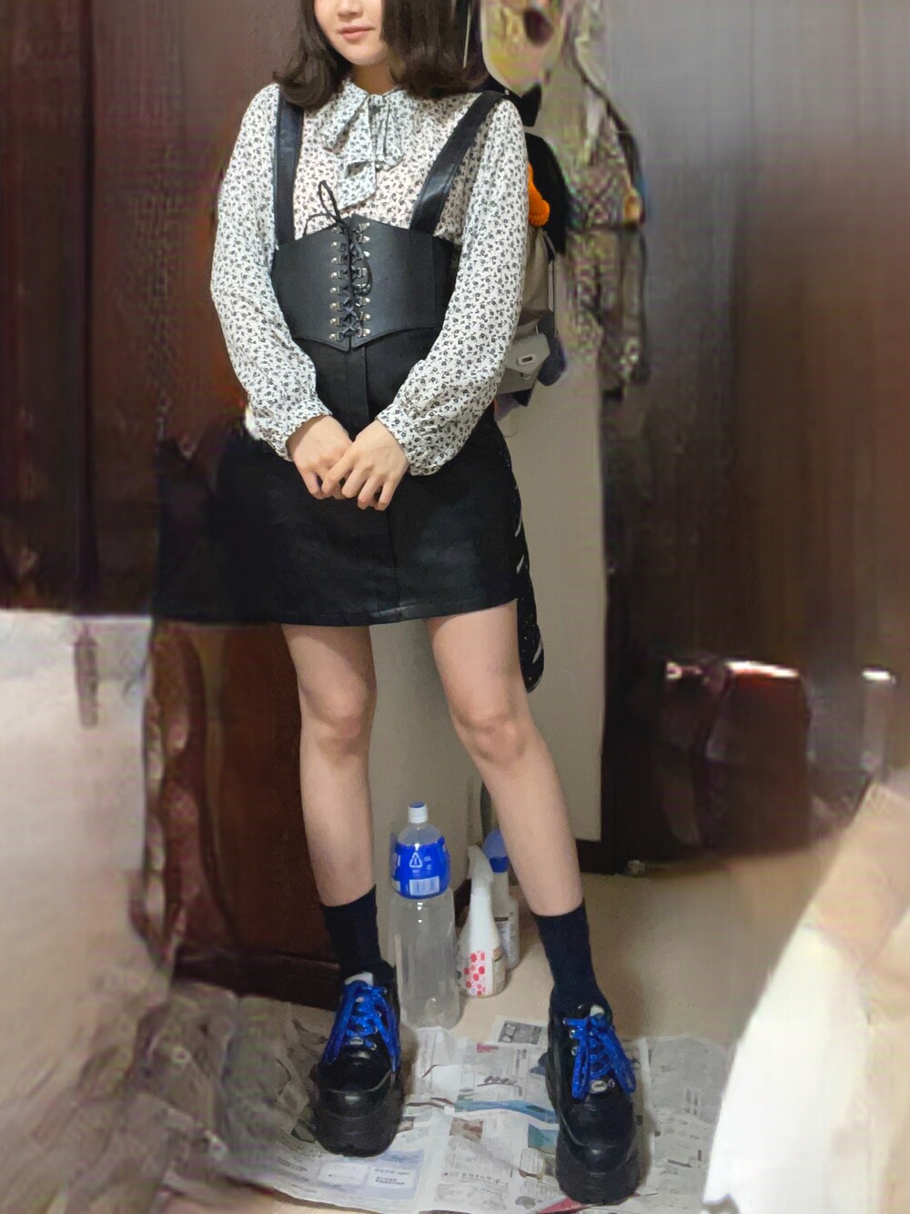 「春服みてみて、お出かけコーデ、お洒落さんとつながりたい、ootd、はるコーデ、ブラウス、モノトーン、厚底シューズ、ミニスカート、春コーデ、コルセット、小花柄、黒」｜「SHEINのアイテム（ベルト、ブラック系）」を使った、あみちゃさん（レディース・156cm）の春コーディネートの1枚目の写真