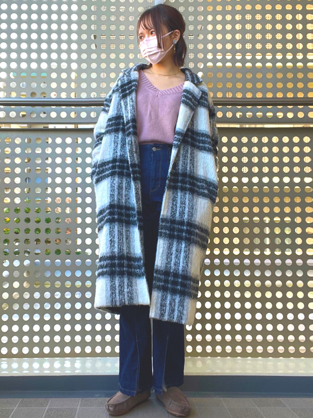 「冬コーデ、カジュアルコーデ、パンツスタイル、きれいめカジュアル、冬、ニット、ootd、プチプラコーデ、デニムパンツ、ロングコート、ピンク、チェック、Vネック」｜「GRLのニットセットアップ（ニット/セーター、ピンク系）」を使った、あみちゃさん（レディース・156cm）の冬コーディネートの1枚目の写真