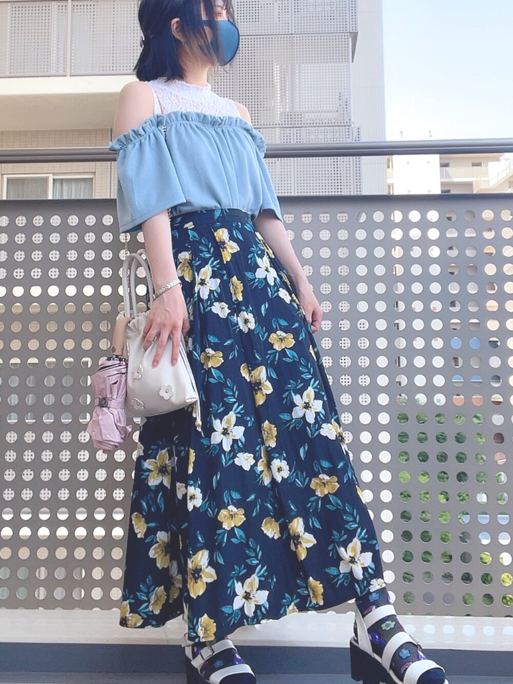 「花柄、青、ブルー、サンダル、サンダルに靴下、夏コーデ、今日のコーデ、オフショル、ロングスカート、レース」｜「CECIL McBEEのレース切り替えオフショルTOPS（Tシャツ/カットソー、ブルー系）」を使った、あみちゃさん（レディース・156cm）の夏コーディネートの1枚目の写真