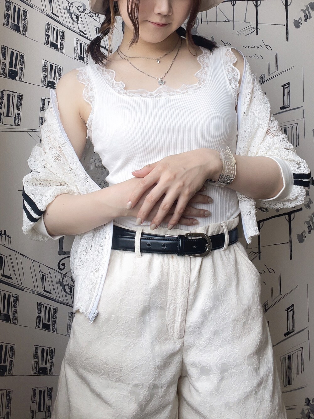 「シンプルコーデ、カジュアル、ootd、夏、ハット、ホワイトコーデ、ワントーンコーデ、ショルダーバッグ、ハーフパンツ、モノトーン、ノースリーブ、タンクトップ、パンツスタイル」｜「SHEINのアイテム（ハット、ホワイト系）」を使った、あみちゃさん（レディース・156cm）の夏コーディネートの1枚目の写真