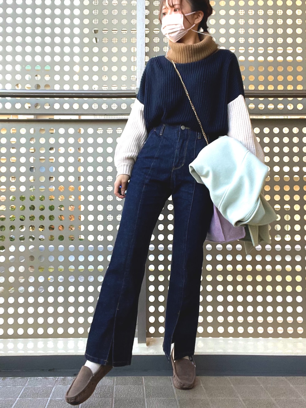 「ニット、パンプス、冬コーデ、ブラウン、デニムパンツ、お出かけコーデ、プチプラ、パンツスタイル、ootd、シンプルコーデ、ラクチンコーデ、秋冬コーデ、スクエアバッグ、ボリューム袖、未来のWEARISTAプロジェクト」｜「PAGEBOYのフロントスリットジーンズ (フレアデニム)（デニムパンツ、ブルー系）」を使った、あみちゃさん（レディース・156cm）の冬コーディネートの1枚目の写真