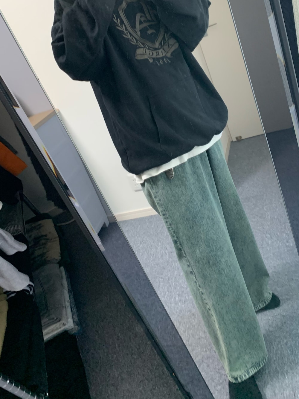 「デニム、ビッグシルエット、グリーン、パーカー、レイヤードスタイル、スニーカーコーデ、ラフ、ootd、outfit、今日のコーデ、お洒落さんとつながりたい、いいね、save、フォローお願いします🤑」｜「XLARGEのEMBROIDERY CREST PULLOVER HOODED SWEAT（パーカー、ブラック系）」を使った、atsuooo__さん（メンズ・170cm）の冬コーディネートの1枚目の写真