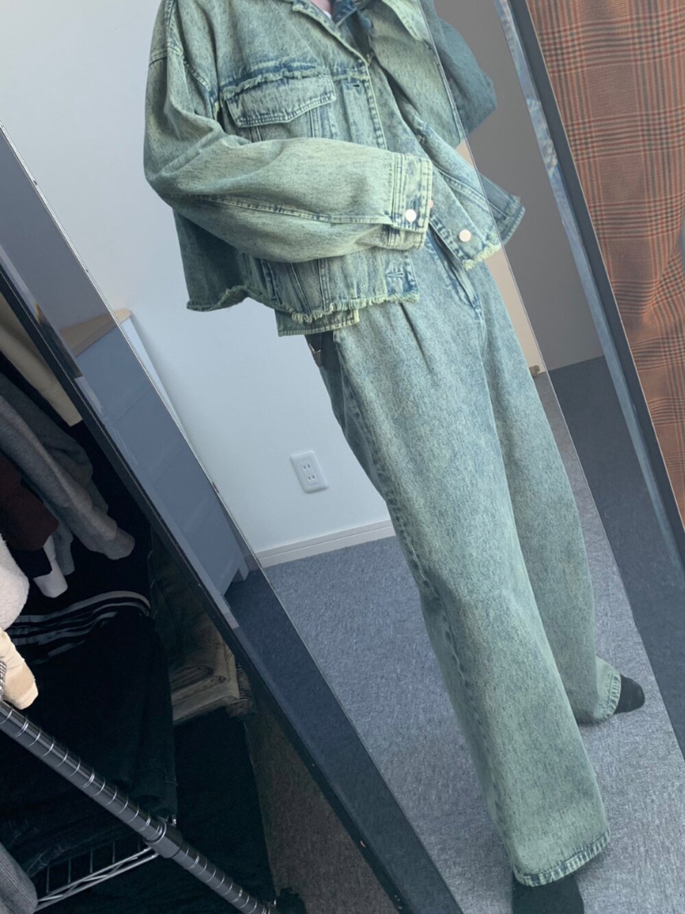 「ootd、outfit、今日のコーデ、いいね、save、フォローお願いします🤑、休日スタイル、ゆるコーデ、ワイドパンツ、厚底シューズ、デニム、クリスマスに着たい服、デニムパンツ、デニムジャケット、グリーン、ビッグシルエット、ストリートMIX」｜「HAREのケミカルブリーチデニムパンツ(HARE)（デニムパンツ、グリーン系）」を使った、atsuooo__さん（メンズ・170cm）の冬コーディネートの1枚目の写真