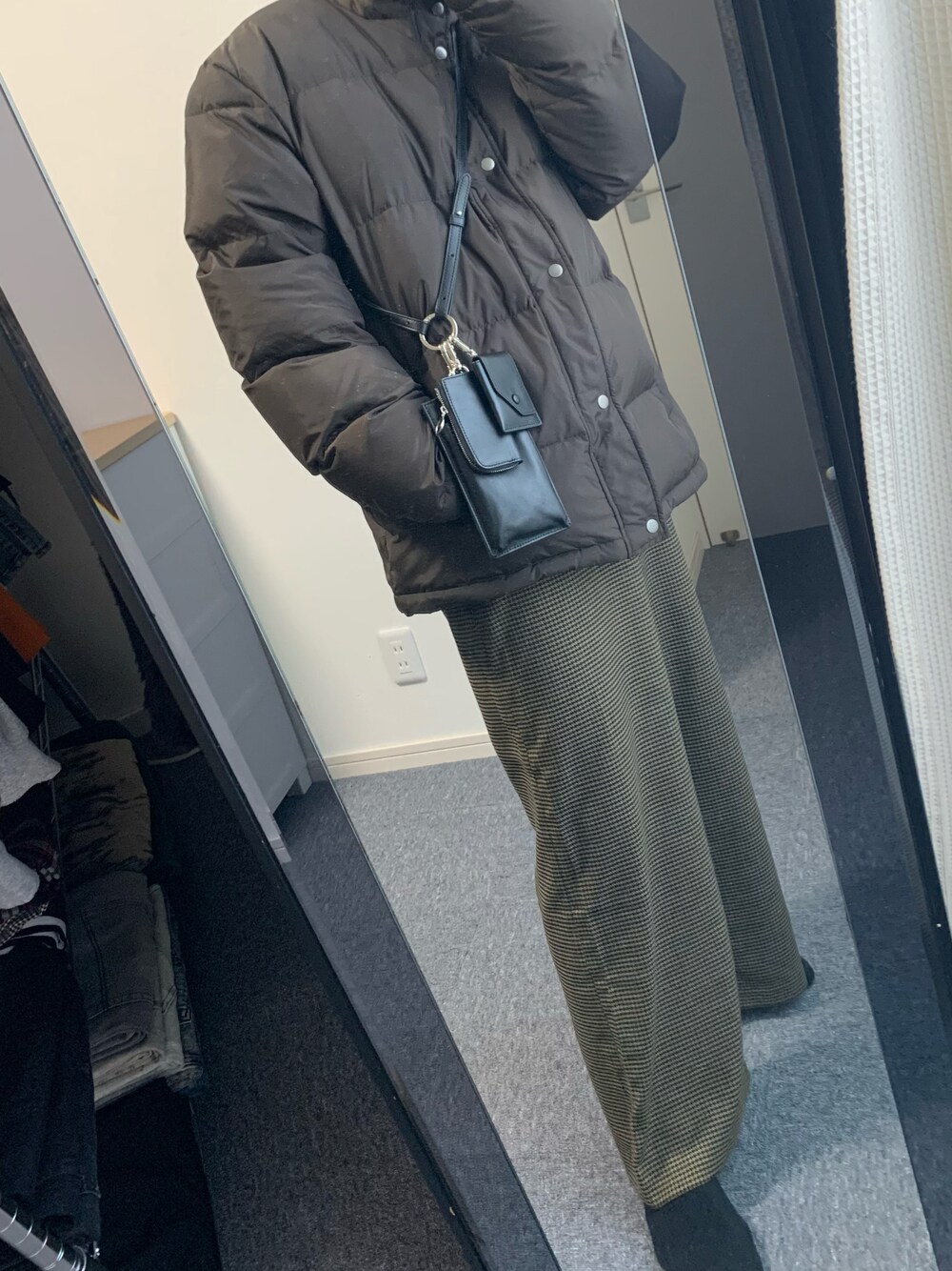 「ootd、outfit、ワイドパンツ、休日スタイル、冬コーデ、ゆるコーデ、おしゃれさんと繋がりたい、いいね、save、フォローお願いします🤑、ラクチンコーデ、あったかコーデ、クリスマスに着たい服、厚底シューズ、おじコーデ、おばあちゃん」｜「Guessのアイテム（ダウンジャケット/コート、ブラウン系）」を使った、atsuooo__さん（メンズ・170cm）の冬コーディネートの1枚目の写真