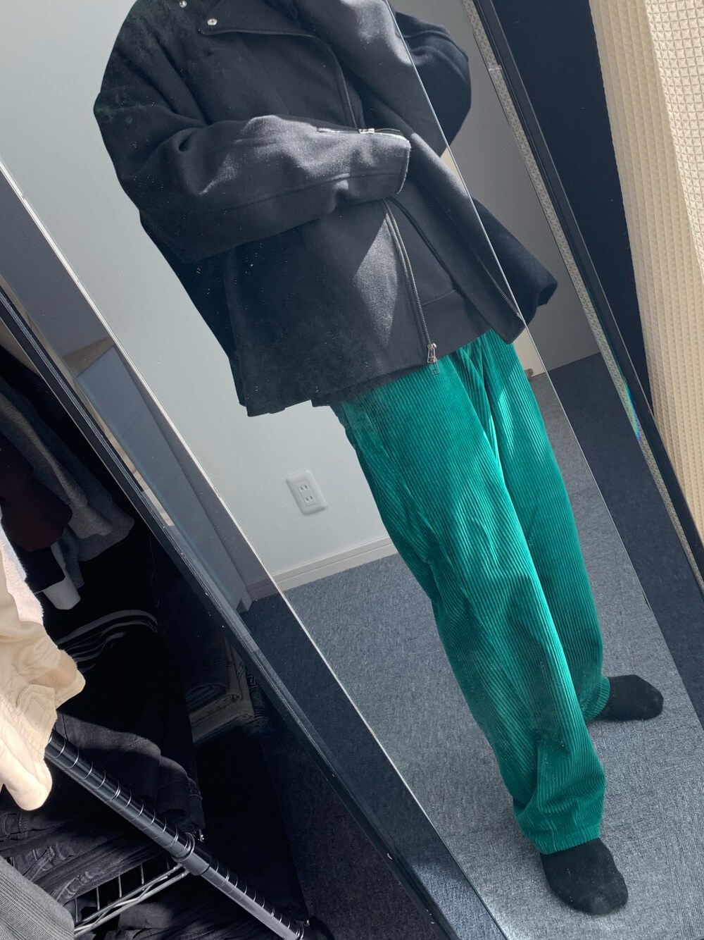 「ootd、outfit、今日のコーデ、おしゃれさんと繋がりたい、グリーン、オーバーサイズ、いいね、save、フォローお願いします🤑、ニット帽、ビッグシルエット、パーカー、休日スタイル」｜「unrelaxingのアイテム（ブルゾン、ブラック系）」を使った、atsuooo__さん（メンズ・170cm）の冬コーディネートの1枚目の写真