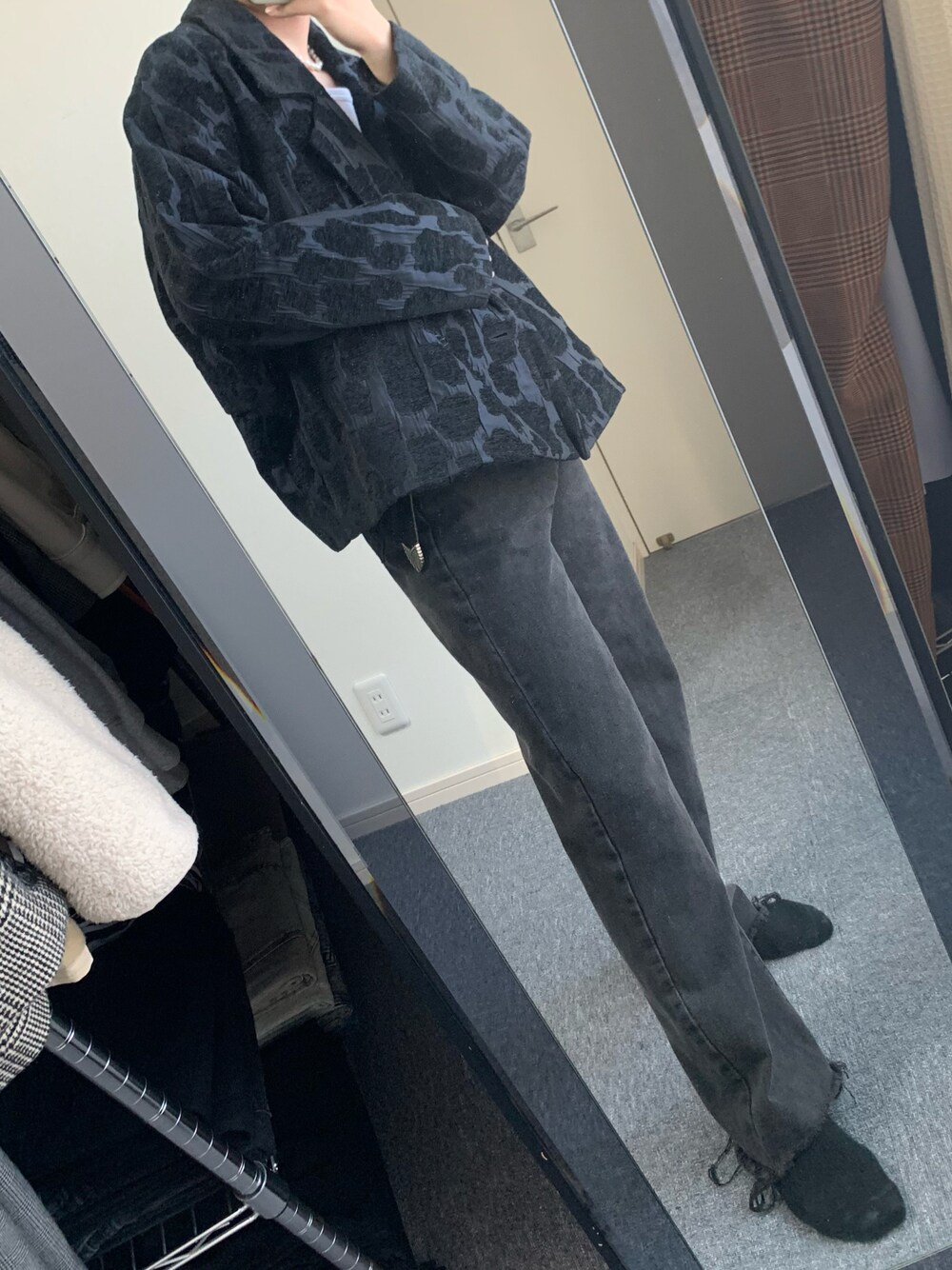 「おしゃれさんと繋がりたい、ワントーンコーデ、黒、ootd、outfit、テーラードジャケット、デニム、デニムパンツ、きれいめカジュアル、タックイン、パールネックレス、いいね、save、フォローお願いします🤑」｜「HAREのアイテム（テーラードジャケット、ブラック系）」を使った、atsuooo__さん（メンズ・170cm）の冬コーディネートの1枚目の写真
