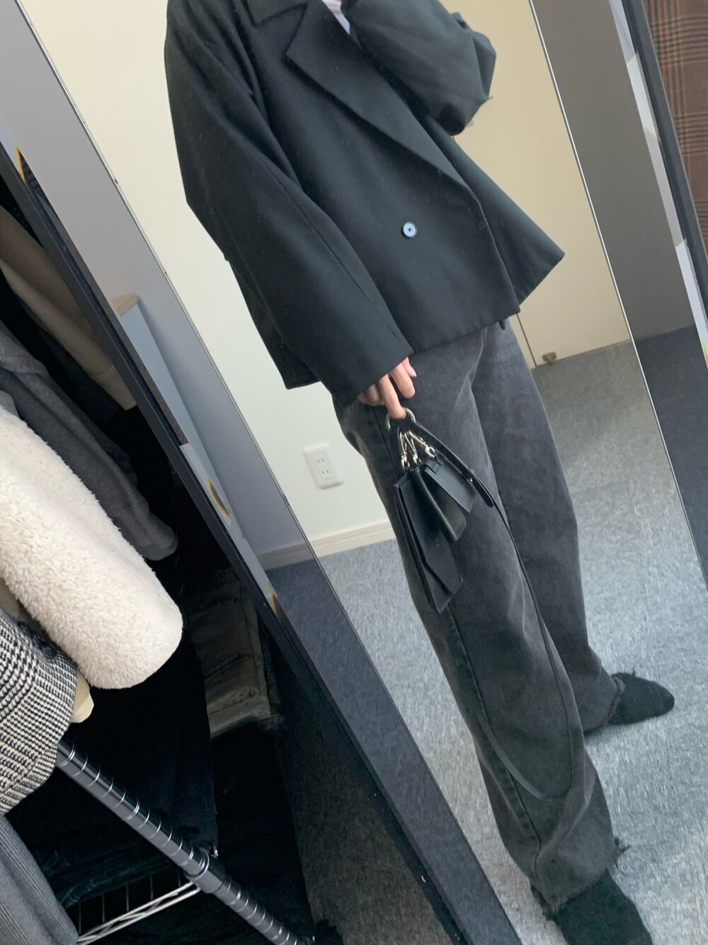 「テーラードジャケット、ootd、outfit、今日のコーデ、秋冬コーデ、スクエアバッグ、おしゃれさんと繋がりたい、いいね、save、フォローお願いします🤑、未来のWEARISTAプロジェクト」｜「HAREのアイテム（テーラードジャケット、ブラック系）」を使った、atsuooo__さん（メンズ・170cm）の冬コーディネートの1枚目の写真