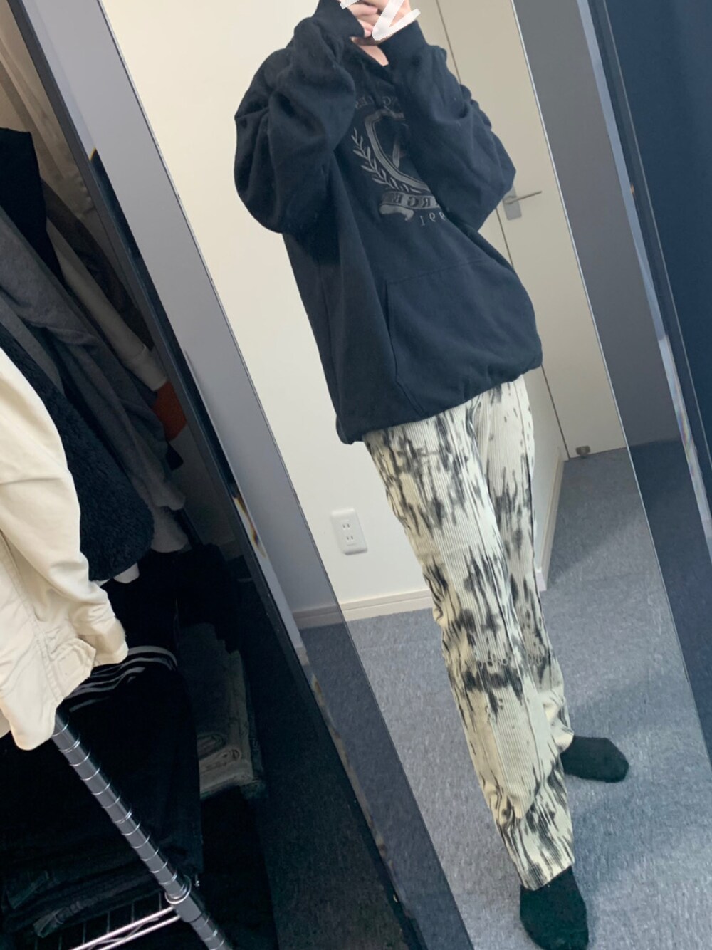 「シンプル、ラフ、ootd、outfit、おしゃれさんと繋がりたい、いいね、save、フォローお願いします🤑、未来のWEARISTAプロジェクト」｜「XLARGEのEMBROIDERY CREST PULLOVER HOODED SWEAT（パーカー、ブラック系）」を使った、atsuooo__さん（メンズ・170cm）の秋コーディネートの1枚目の写真