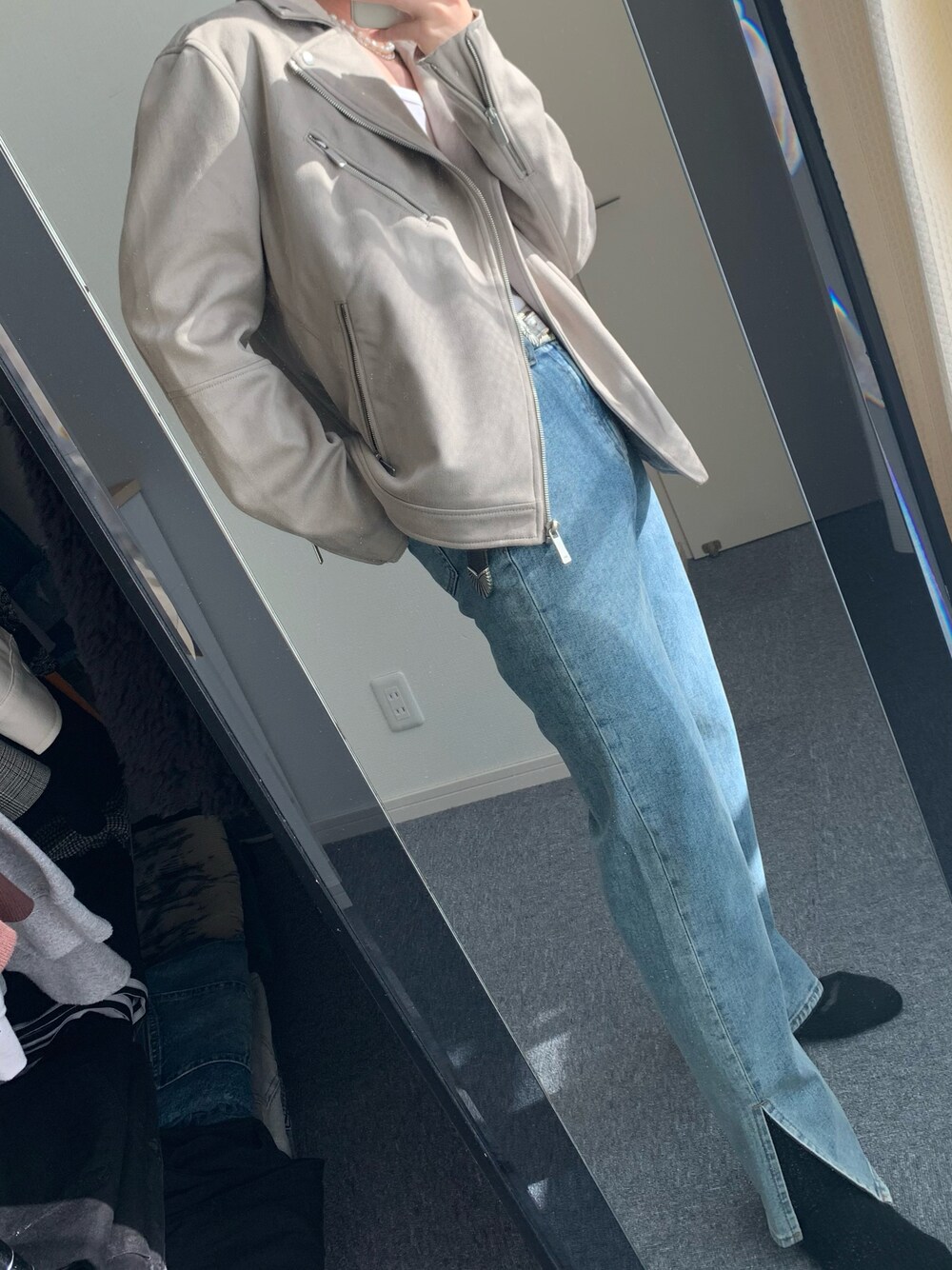 「クリスマスに着たい服、ootd、outfit、今日のコーデ、秋冬コーデ、デニムパンツ、オトナカジュアル、大人コーデ、お洒落さんとつながりたい、冬コーデ、休日スタイル、ダブルライダース、革靴、タックイン」｜「Guessのアイテム（デニムパンツ、ブルー系）」を使った、atsuooo__さん（メンズ・171cm）の冬コーディネートの1枚目の写真
