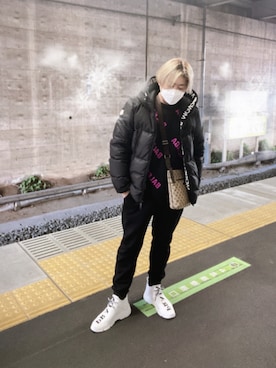 「BALENCIAGA」｜「アイテム（スウェットパンツ）」を使った、シータロスさん（メンズ・170cm）の冬コーディネート