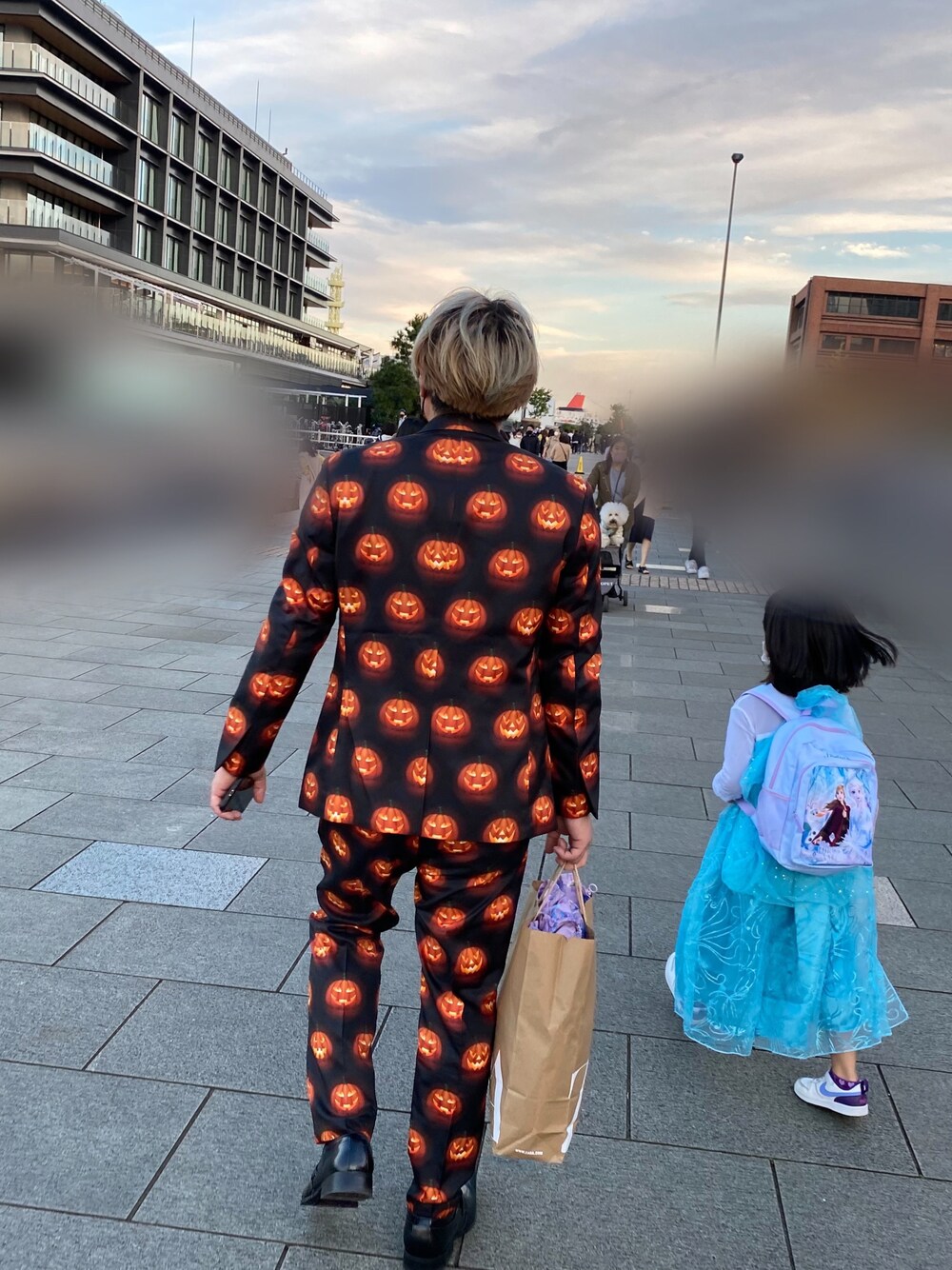 「wearhalloween2021、親子コーデ、カボチャコーデ🎃、かぼちゃパンツ、アナ雪、エルサ」｜「カボチャ🎃のアイテム（テーラードジャケット、オレンジ系）」を使った、シータロスさん（メンズ・170cm）の秋コーディネートの1枚目の写真