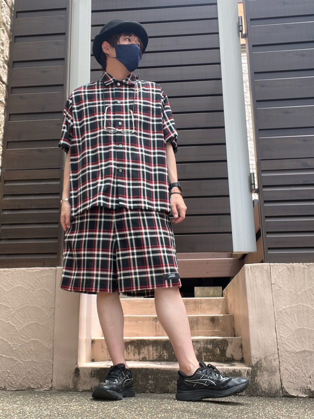 「夏コーデ、セットアップ、チェックシャツ、チェックパンツ、スニーカー、ハット、CA4LA、N.HOOLYWOOD、undercover、今日のコーデ、ストリート、ドメスティックブランド、kikokostadinov×asics、ayame」｜「UNDERCOVERのアイテム（シャツ/ブラウス、レッド系）」を使った、moto miniさん（メンズ・171cm）の夏コーディネートの1枚目の写真
