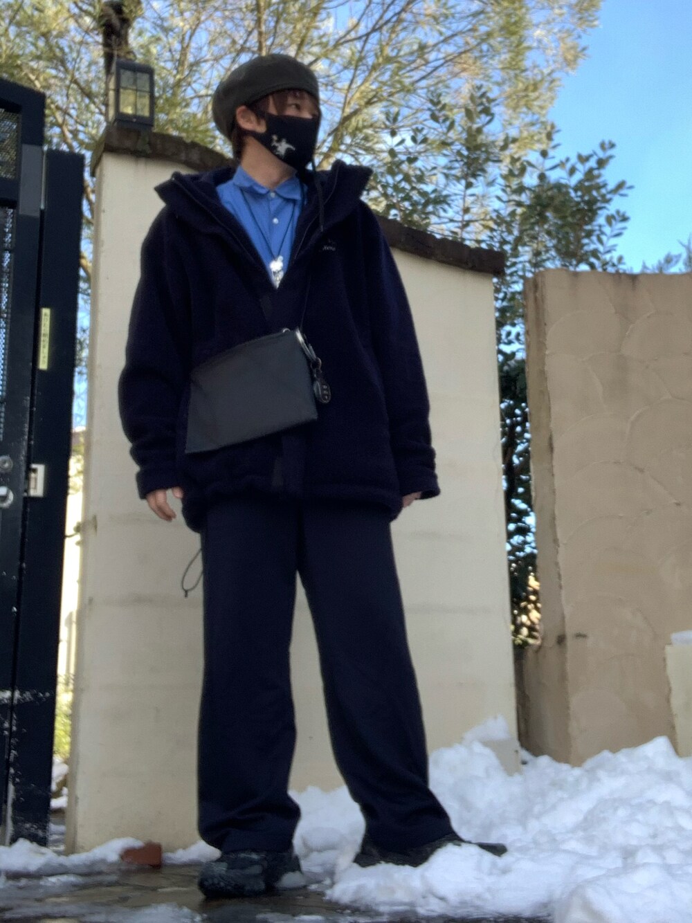 「私の推しブランド、冬のコーデ、ボアジャケット、ennoy、スタイリスト私物、NIKE、UNDER COVER、COMME des GARÇONS、Aeta、レザーショルダーバッグ、ショルダーバッグ、スニーカーコーデ、goro's」｜「COMME des GARCONSのアイテム（シャツ/ブラウス、ブルー系）」を使った、moto miniさん（メンズ・171cm）の冬コーディネートの1枚目の写真
