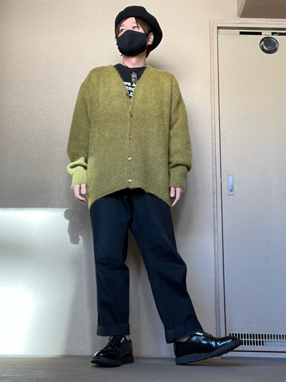 「ビッグシルエット、シンプルコーデ、ニット、カーディガン、モヘアカーディガン、秋冬コーデ、ポストマンシューズ、tangtang、undercover、NEEDLES、COMOLI、N.HOOLYWOOD、ダナー」｜「Needlesのアイテム（カーディガン/ボレロ、イエロー系）」を使った、moto miniさん（メンズ・171cm）の秋コーディネートの1枚目の写真