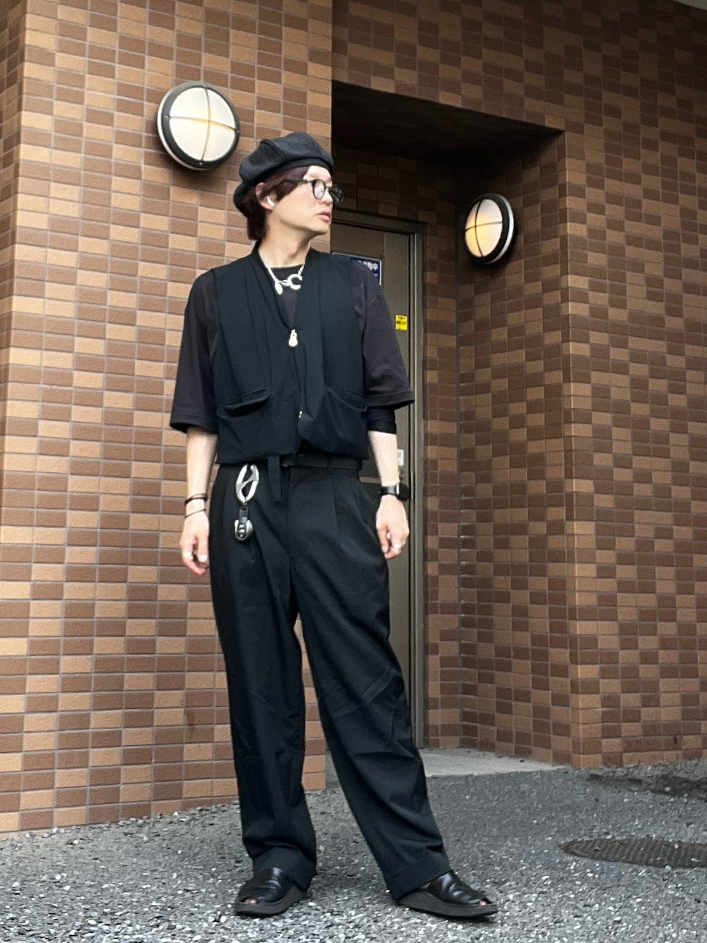 「ITTI、ベスト、ブラック、スラックス、サンダル、レイヤードスタイル、COMME des GARCONS、LAD MUSICIAN」｜「COMME des GARCONSのアイテム（パンツ、ブラック系）」を使った、moto miniさん（メンズ・171cm）の夏コーディネートの1枚目の写真