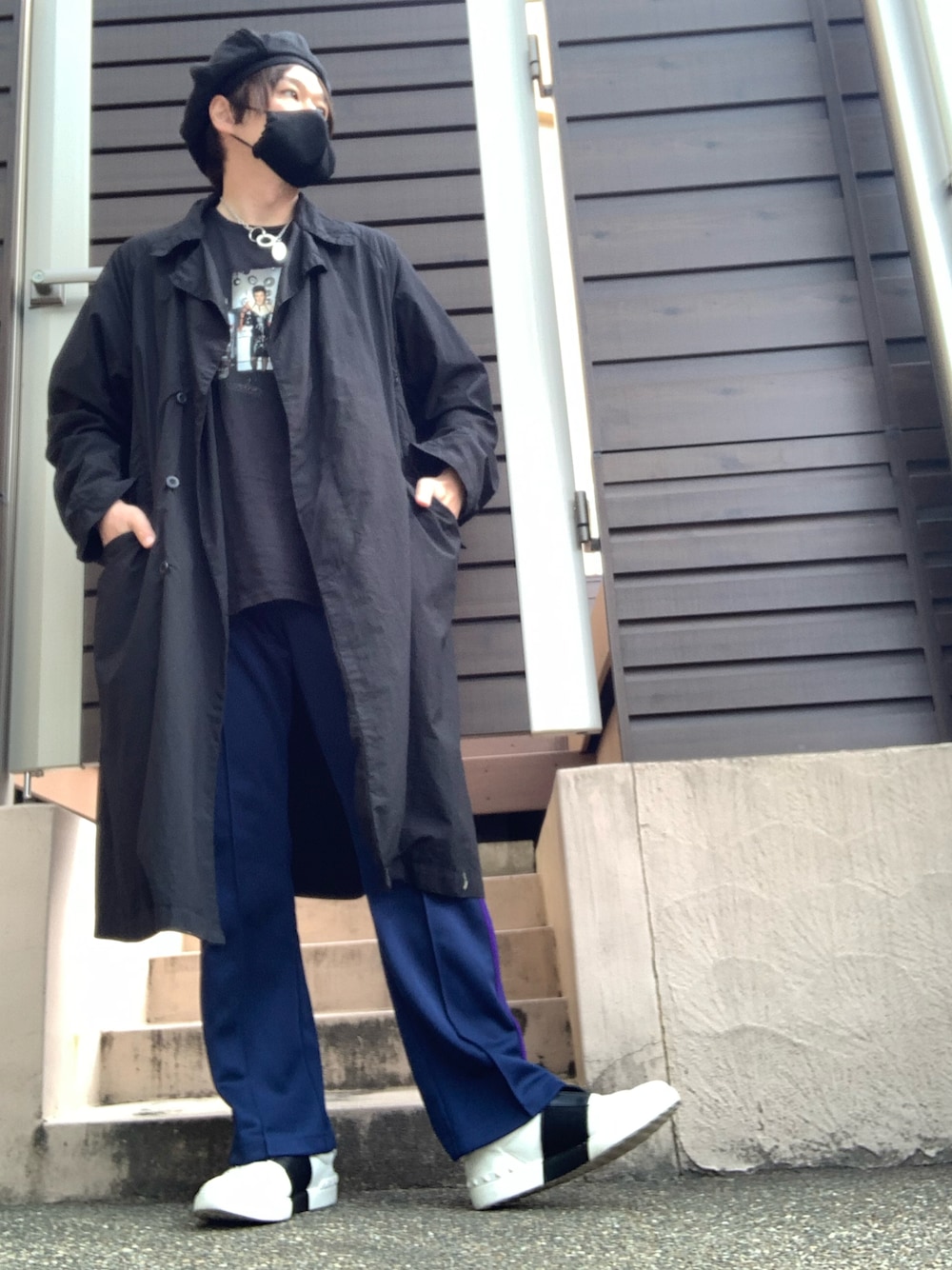 「秋コーデ、トラックパンツ、スニーカー、ナイロンコート、NEEDLES、supreme、valentino、コート、ラジオ、Tシャツ、FENDI」｜「TEATORAのアイテム（ステンカラーコート、ブラック系）」を使った、moto miniさん（メンズ・171cm）の秋コーディネートの1枚目の写真