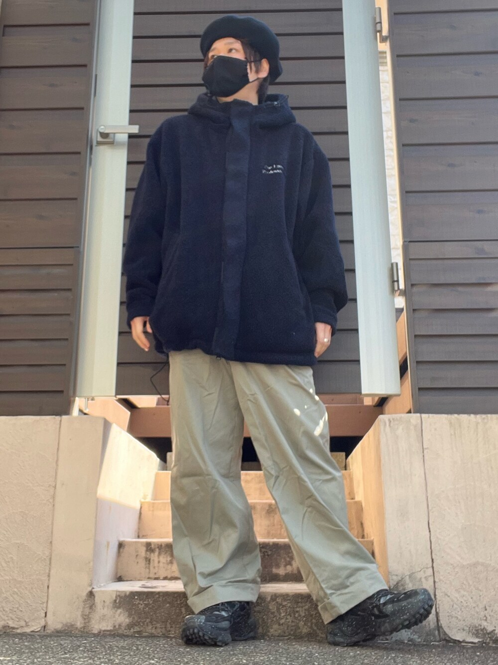 「オーバーサイズ、ボアジャケット、チノパン、ワイドパンツ、90’s、スニーカー、ennoy、COMME des GARÇONS、undercover x nike、大人カジュアル、ネイビー」｜「COMME des GARCONSのアイテム（パンツ、ベージュ系）」を使った、moto miniさん（メンズ・171cm）の冬コーディネートの1枚目の写真