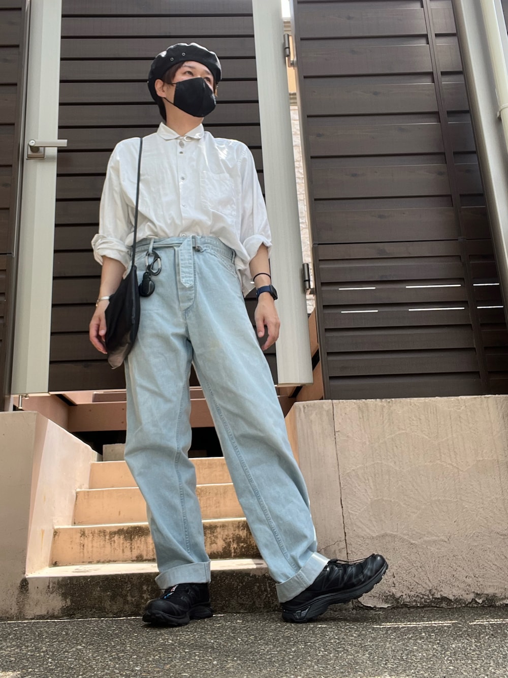 「シンプル、y's、ワイズフォーメン、オトナカジュアル、yohjiyamamoto、SALOMON、COMOLI、ブリーチデニム、ベルテッドデニム、シロシャツ、Aeta、ショルダーバッグ、KIJIMA TAKAYUKI」｜「Y'sのアイテム（シャツ/ブラウス、ホワイト系）」を使った、moto miniさん（メンズ・171cm）の春コーディネートの1枚目の写真