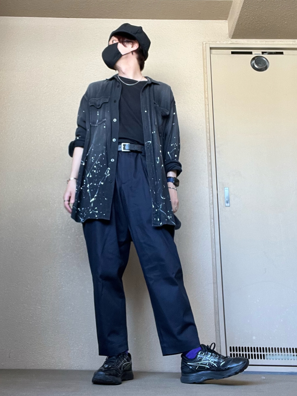 「ストリート、デニムシャツ、ワイドパンツ、メンズファッション、ペイント、今日のコーデ、スニーカー、minedenim、kikokostadinov×asics、marni、UNIQLO、キャップ、スラックス」｜「MARNIのアイテム（スラックス、ブルー系）」を使った、moto miniさん（メンズ・171cm）の春コーディネートの1枚目の写真