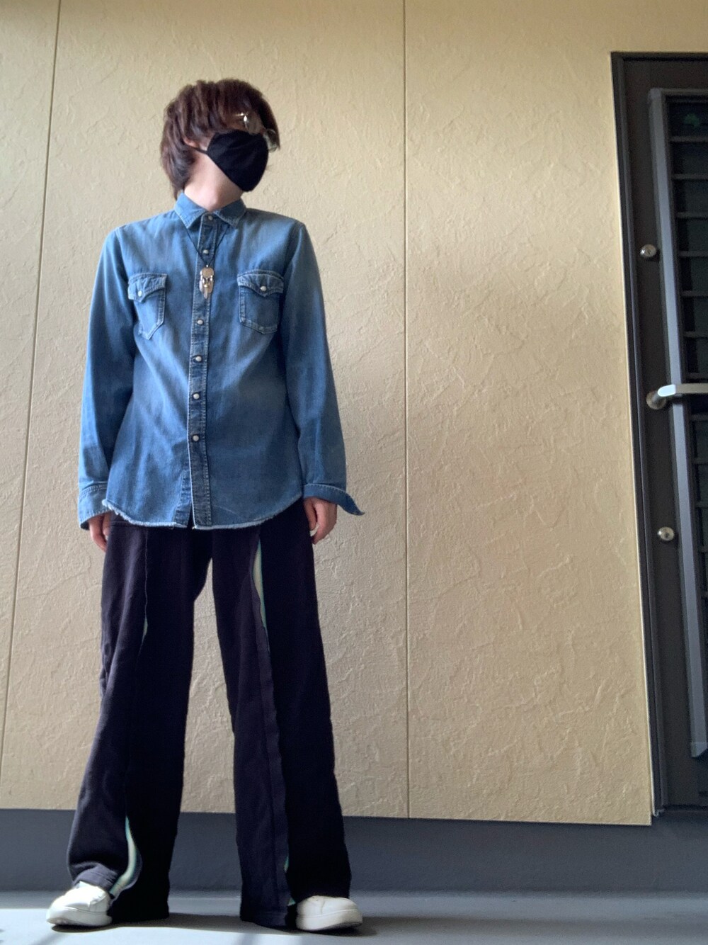 「オーバーサイズ、デニムシャツ、minedenim、valentino、goro's、ayame、スウェットパンツ、スリット、FACETASM」｜「MINEDENIMのアイテム（シャツ/ブラウス、ブルー系）」を使った、moto miniさん（メンズ・171cm）の秋コーディネートの1枚目の写真
