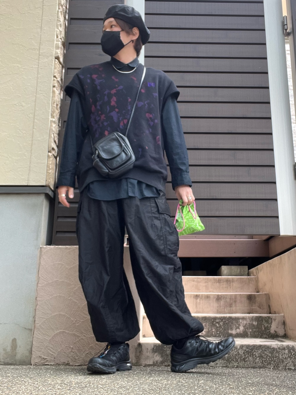 「ベスト、ミリタリーパンツ、アンサンブル、シャツ、ミニバッグ、スニーカー、重ね着、巾着、NEEDLES、SALOMON、Aeta、ペイント、COMME des GARCONS、オーバーサイズ、KIJIMA TAKAYUKI」｜「Needlesのアイテム（パンツ、ブラック系）」を使った、moto miniさん（メンズ・171cm）の春コーディネートの1枚目の写真