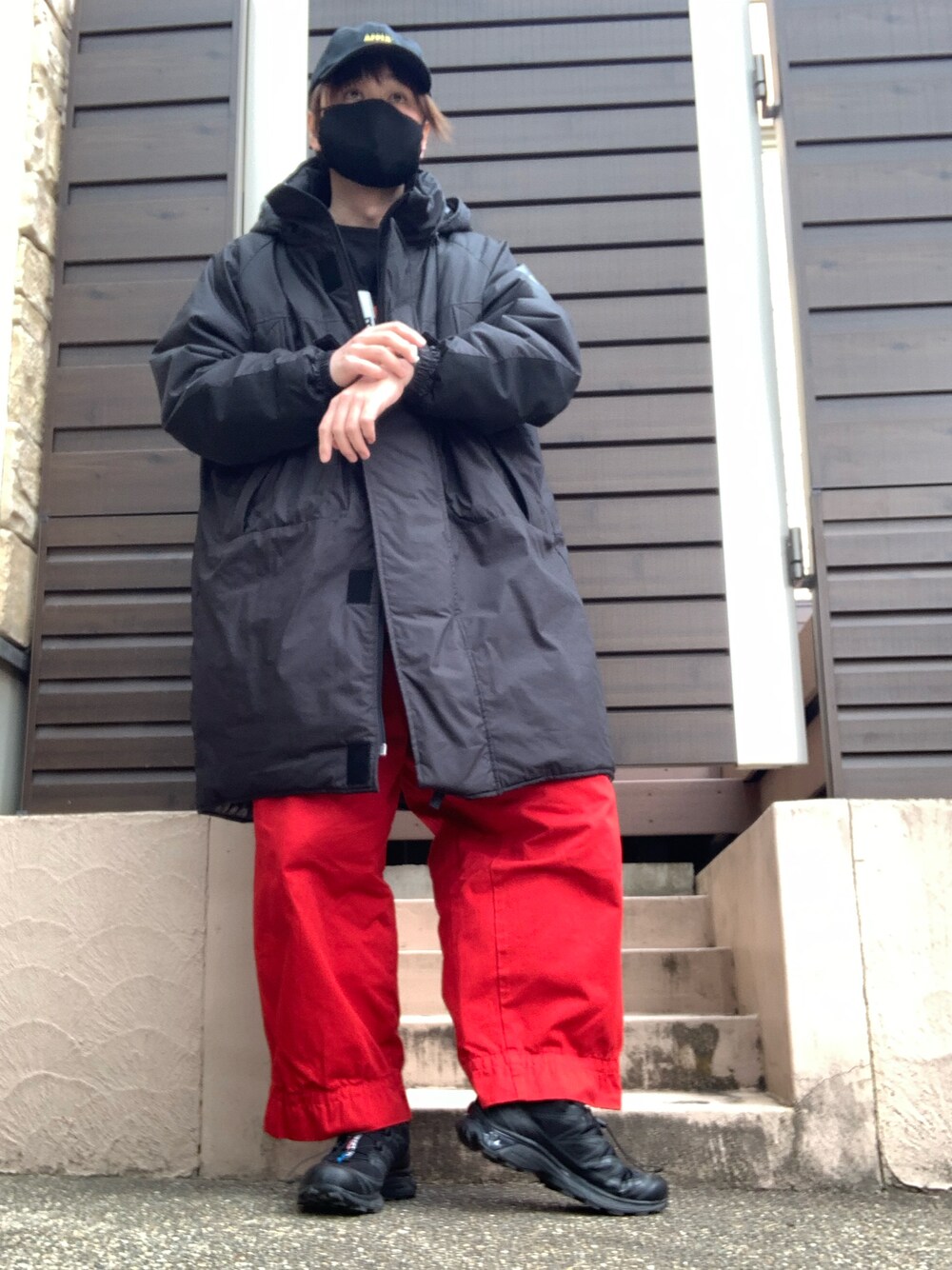 「おしゃれさんと繋がりたい、affix、赤、ワイドパンツ、ブサイクパンツ、SALOMON、WILDTHINGS、プリマロフト、モンスターパーカー、ビックシルエット、キャップ、スニーカー、カラーパンツ」｜「WILD THINGSのアイテム（ダウンジャケット/コート、ブラック系）」を使った、moto miniさん（メンズ・171cm）の冬コーディネートの1枚目の写真