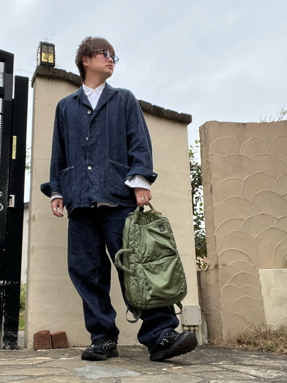 「COMOLI、comoli  セットアップ、デニムジャケット、デニムオンデニム、UNUSED、春コーデ、セットアップ、PORTER、タンカー、3wayバッグ、セージグリーン、白シャツ、オーバーサイズ、キレイめ」｜「COMOLIのアイテム（デニムジャケット、ブルー系）」を使った、moto miniさん（メンズ・171cm）の春コーディネートの1枚目の写真