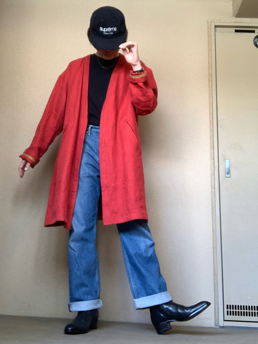 「秋冬コーデ、赤、gorouta、AURALEE、ユニクロ、saint laurent paris、デニム、ロング、ガウンコート、ブーツ、supreme、キャップ」｜「Supreme のアイテム（キャップ、ブラック系）」を使った、moto miniさん（メンズ・171cm）の秋コーディネートの1枚目の写真