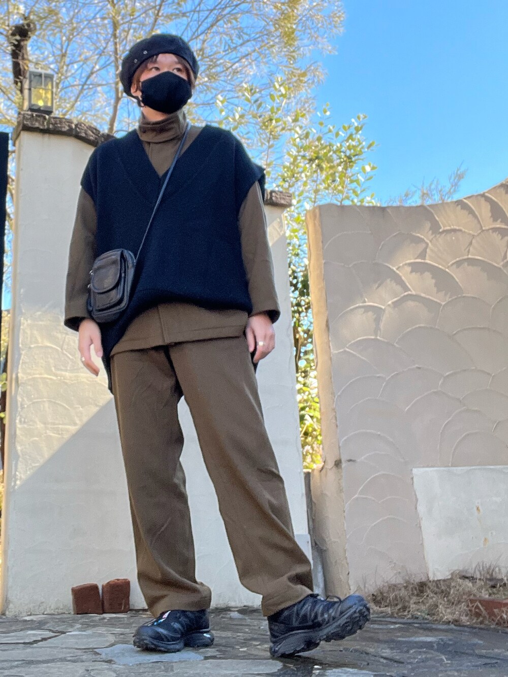 「スニーカー、セットアップ、アウターの上にベスト、UNUSED、ニットベスト、COMOLI、SALOMON、KIJIMA TAKAYUKI、Aeta、ミニバッグ、ショルダーバッグ、フェルト生地、ミリタリー」｜「UNUSEDのアイテム（ベスト、ブラック系）」を使った、moto miniさん（メンズ・171cm）の冬コーディネートの1枚目の写真