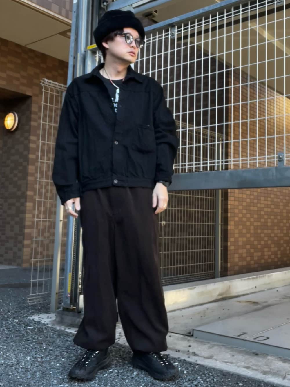 「デニムジャケット、ブラックデニム、スニーカーコーデ、COMOLI、25ss、COMME des GARCONS、ACG、DAIWAPIER39、コーデュロイ、nonnative」｜「DAIWA PIER39のアイテム（パンツ、ブラウン系）」を使った、moto miniさん（メンズ・171cm）の冬コーディネートの1枚目の写真