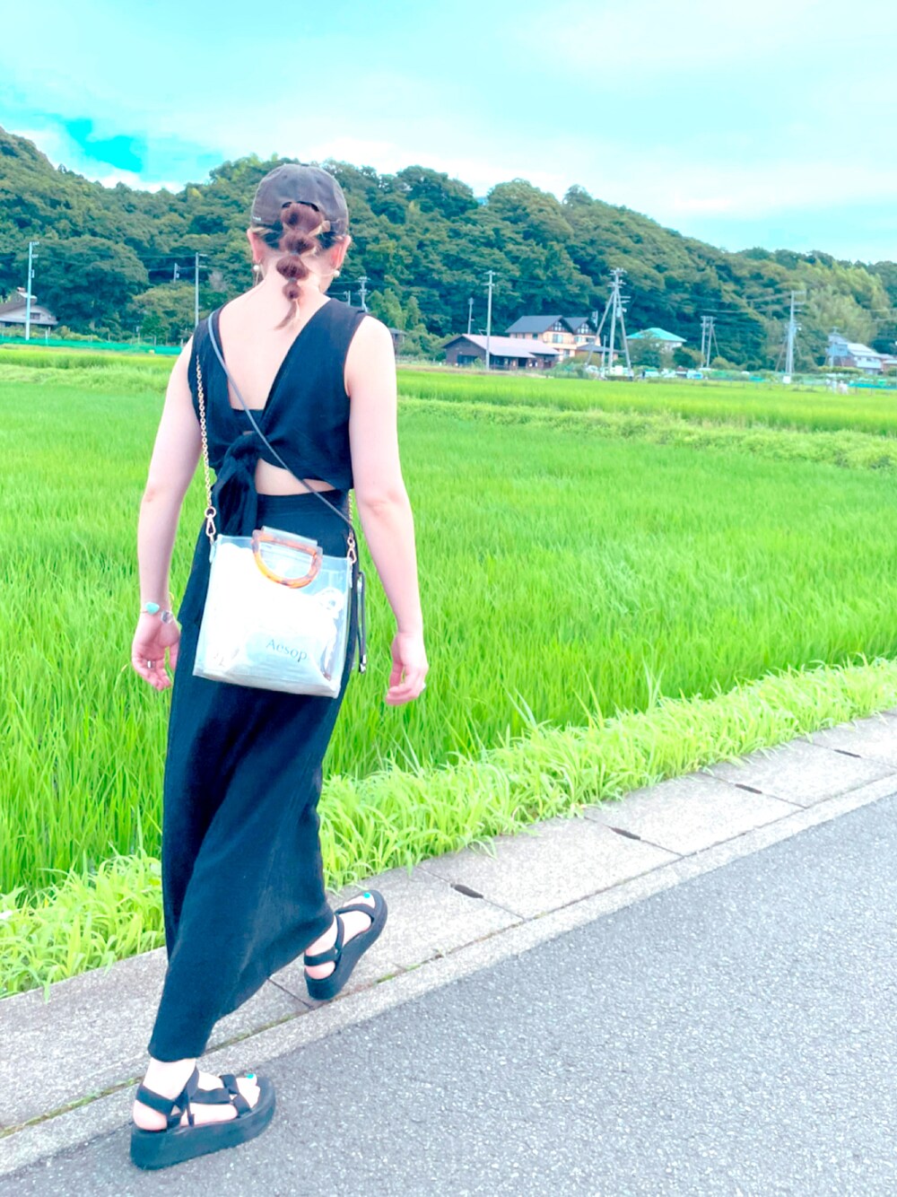 「夏コーデ、おしゃれさんと繋がりたい、シンプルコーデ」｜「Ungridのアイテム（ワンピース、ブラック系）」を使った、ちゃんどいさん（レディース・159cm）の夏コーディネートの1枚目の写真