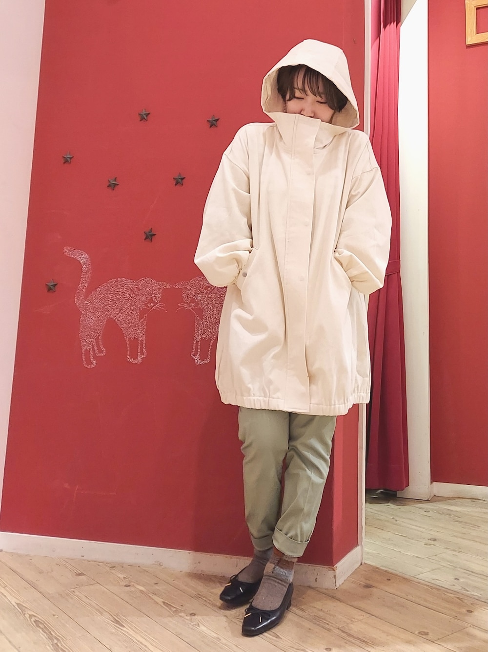 ホワイト系のその他アウター、グリーン系のパンツ、ブラック系のその他シューズを着用したレディースの冬コーディネートの3枚目の写真