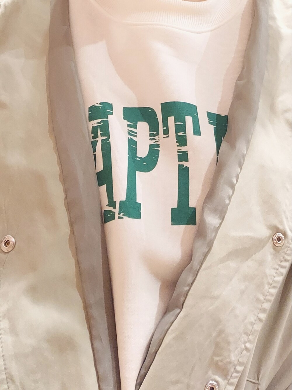 ベージュ系のその他パンツ、ブラウン系のその他シューズ、ホワイト系のスウェットを着用したレディースの春コーディネートの2枚目の写真